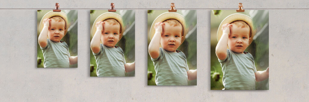 Vier Fotos mit einem Jungen darauf hängen an einer Leine. Die Fotos werden dabei von links nach rechts immer großformatiger.