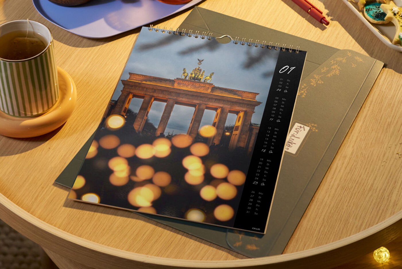 Wandkalender liegt aufgeschlagen mit dem Monatsblatt Januar auf einem Tisch.