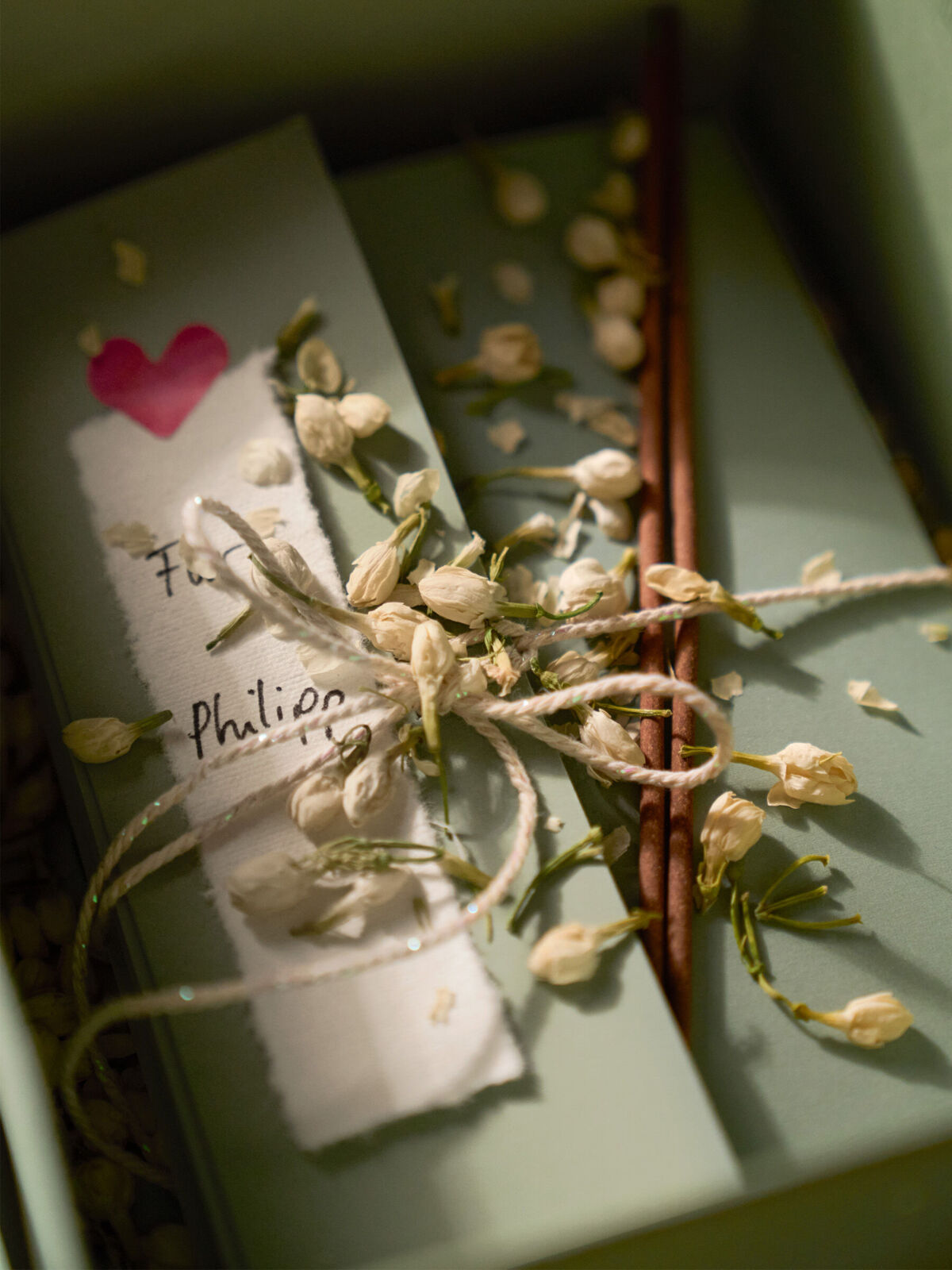 In einer Box liegt ein liebevoll verpacktes Geschenk.