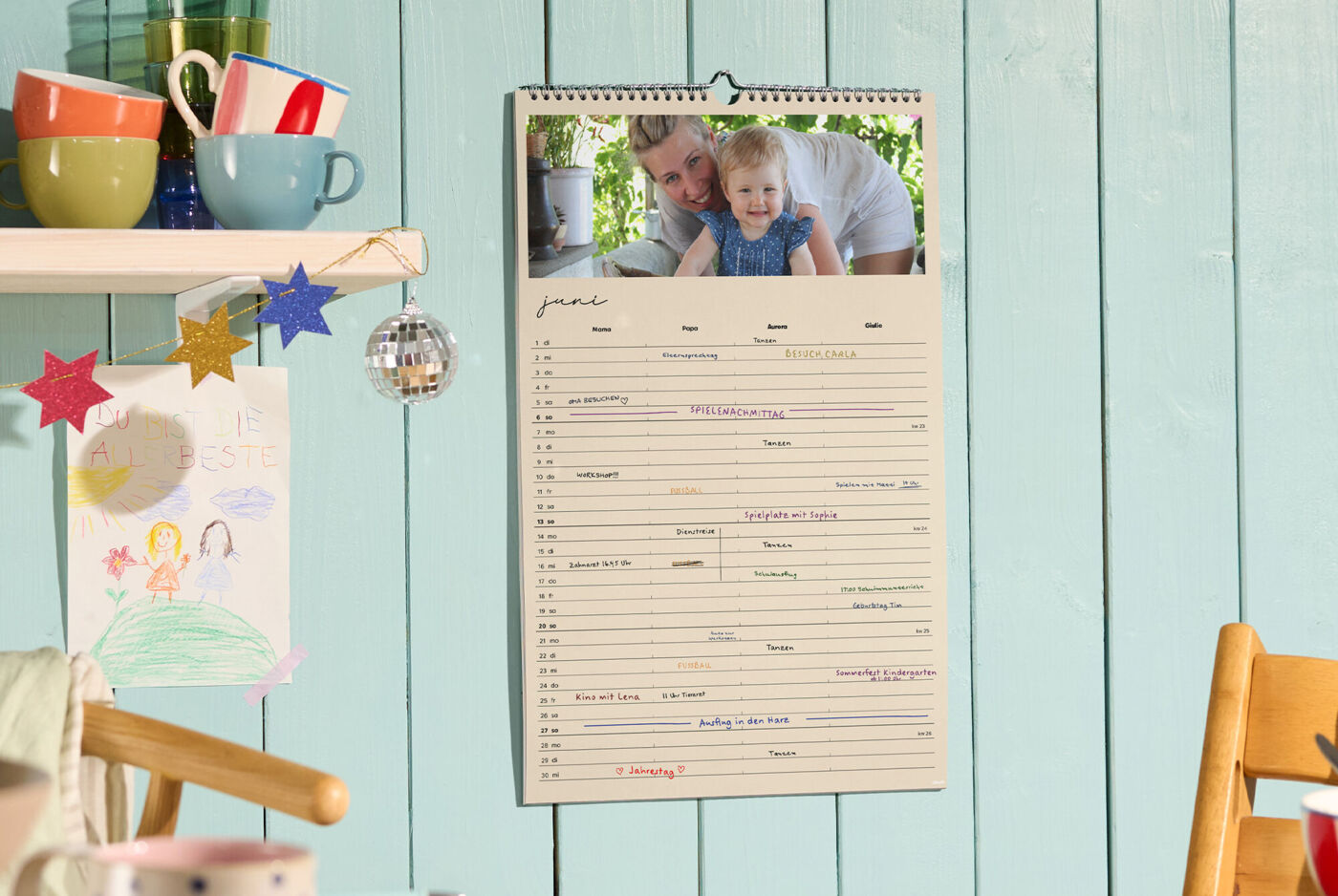 CEWE Fotokalender als Familienplaner für Juni mit Foto oben, vielen Zeilen für Termine und rotem Label NEU