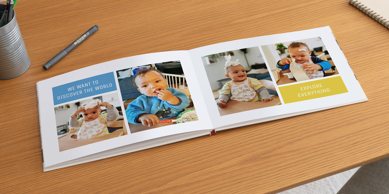 Ein aufgeschlagenes CEWE FOTOBUCH liegt auf einem Tisch. Auf der linken Seite sind Kinderfotos mit blauen Gestaltungselementen, auf der rechten Seite mit gelben Gestaltungselementen zu sehen.