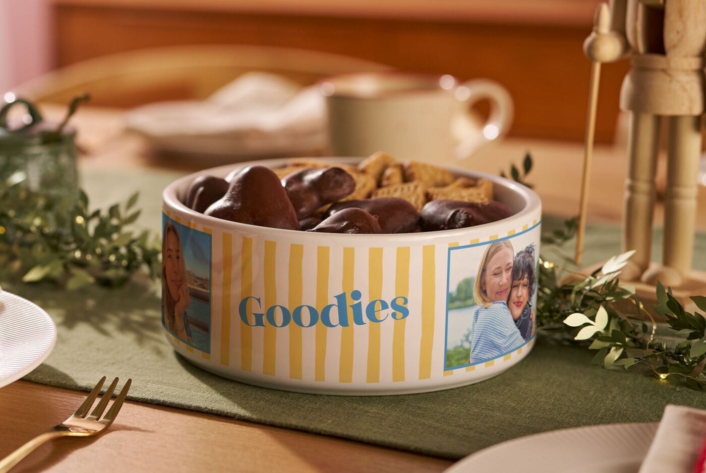 Personalisierte Foto-Snackschale mit Fotos und dem Schriftzug „Goodies“, gefüllt mit Keksen auf einem gedeckten Tisch.